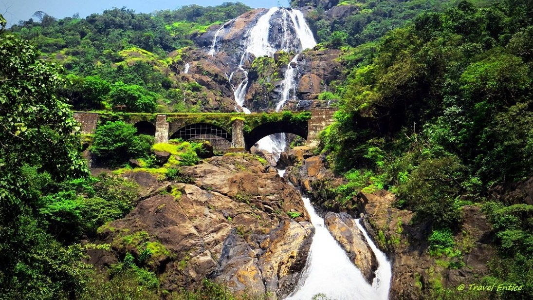Sightseeing taxi in Pune for tourists & locals
